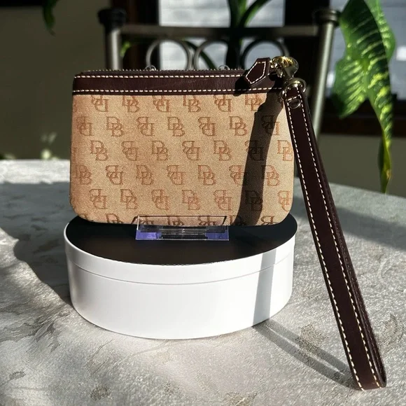 NWOT Dooney & Bourke Monogram Canvas Wristlet detachable strap New! - Picture 3 of 10